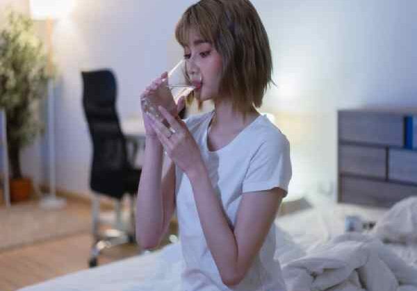 có nên uống nước trước khi ngủ
